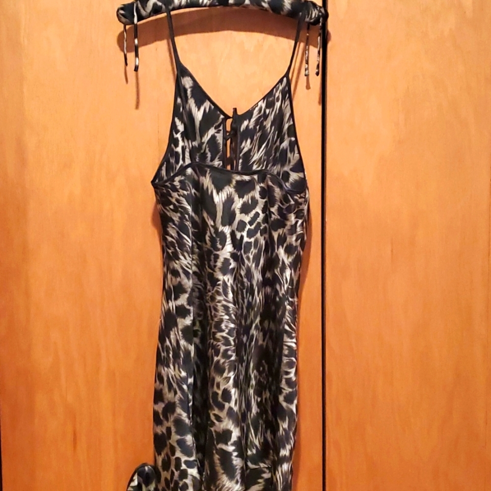 Night 🌙 Essence, Sz Small, Black and Grey Night Gown - Picture 5 of 6